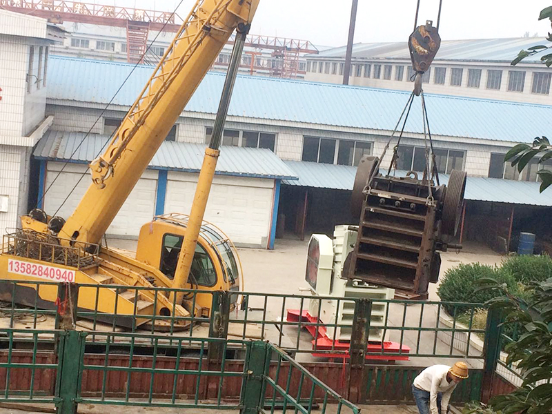 海祥疊層振動(dòng)篩廠家的V型破碎機(jī)在金秋來臨之際發(fā)貨啦！