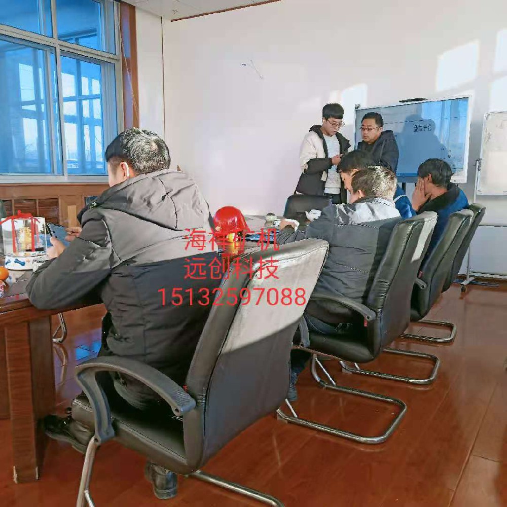 遷安客戶領(lǐng)導實地考察我廠疊篩設(shè)備并簽單